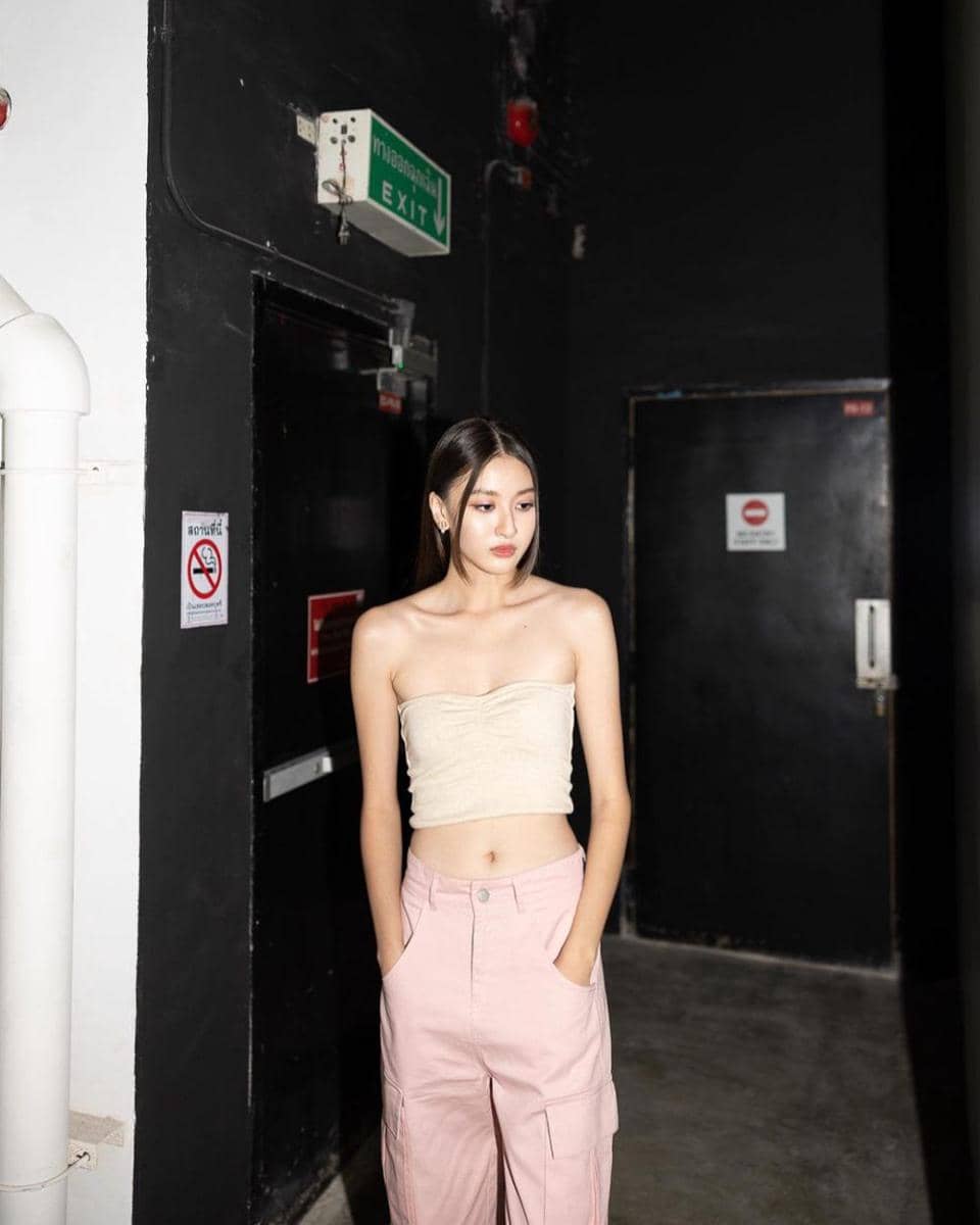 ide padu padan rok dan celana cargo ala View Benyapa (instagram.com/view.benyapa)