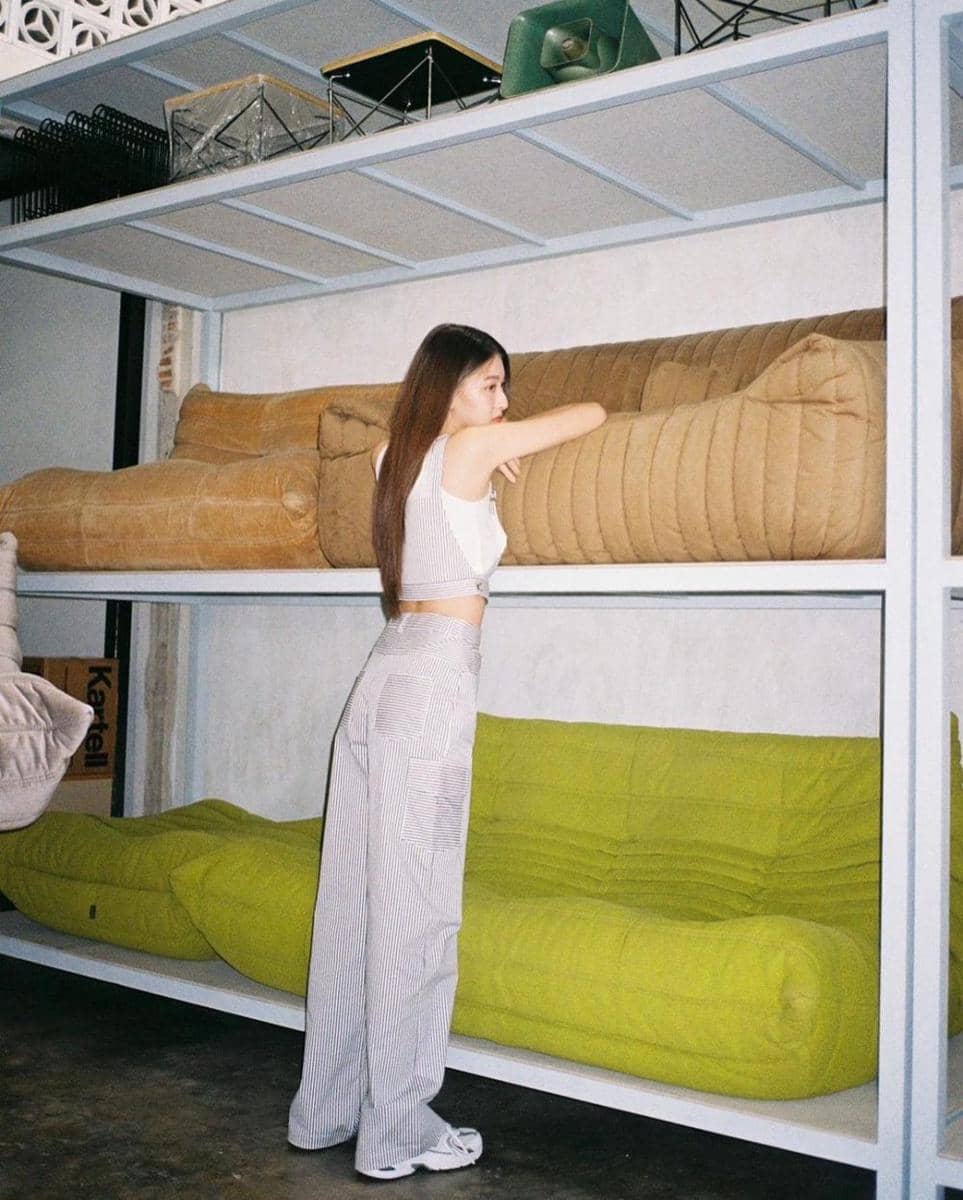 ide padu padan rok dan celana cargo ala View Benyapa (instagram.com/view.benyapa)