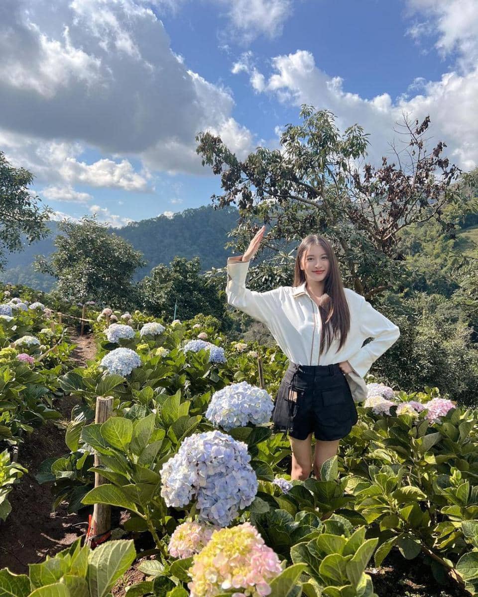 ide padu padan rok dan celana cargo ala View Benyapa (instagram.com/view.benyapa)