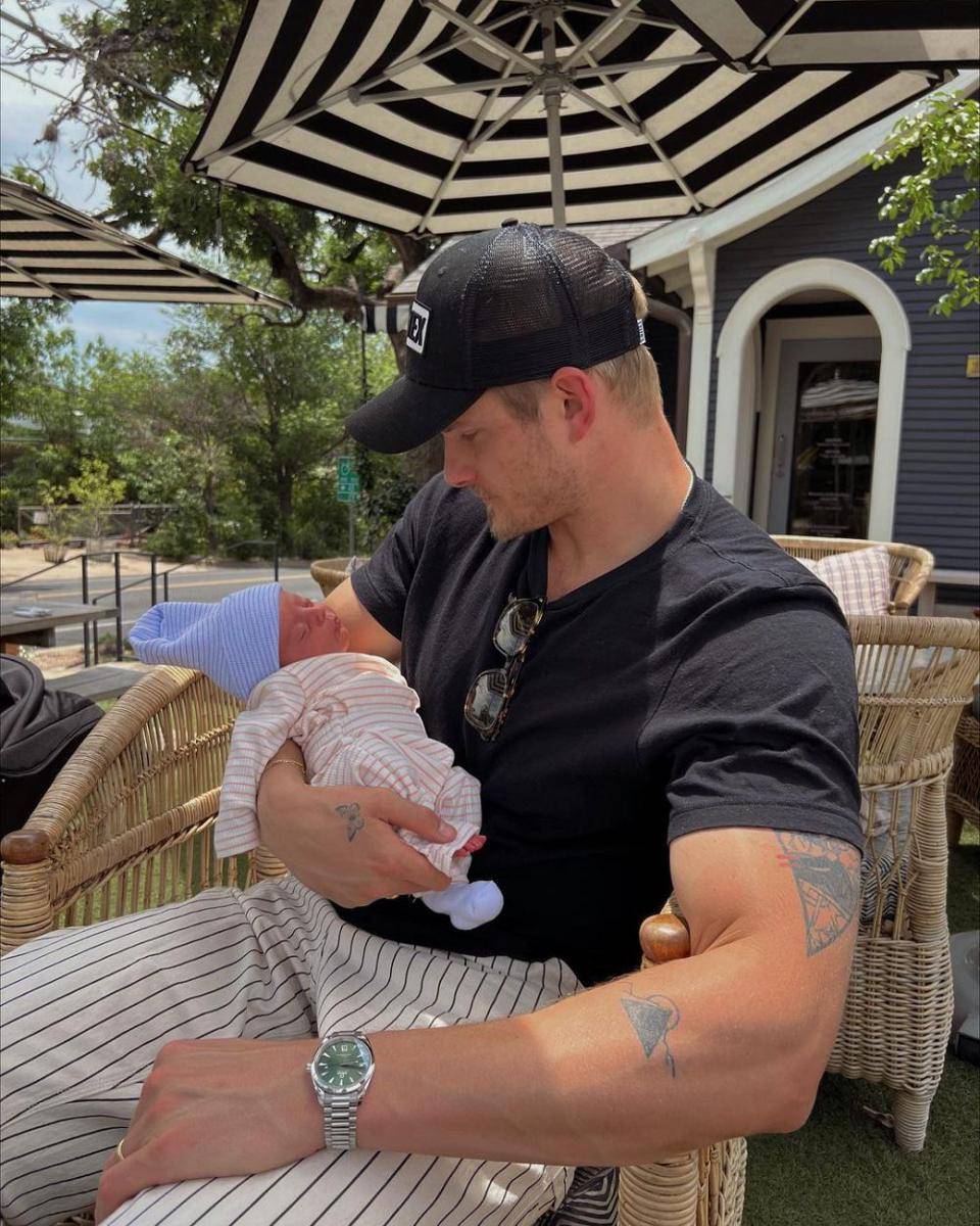 potret Alexander Ludwig dan buah hati (instagram.com/laurendludwig)