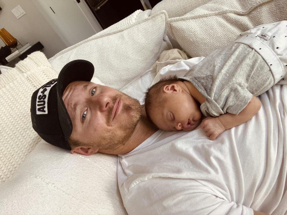 8 Potret Alexander Ludwig Momong Baby Leni, Ayah Telaten!