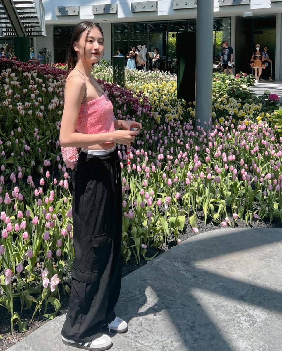 ide padu padan rok dan celana cargo ala View Benyapa (instagram.com/view.benyapa)