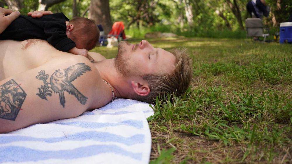 potret Alexander Ludwig dan buah hati (instagram.com/alexanderludwig)