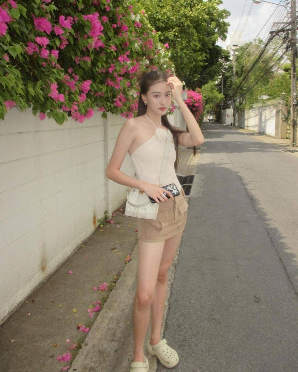 ide padu padan rok dan celana cargo ala View Benyapa (instagram.com/view.benyapa)