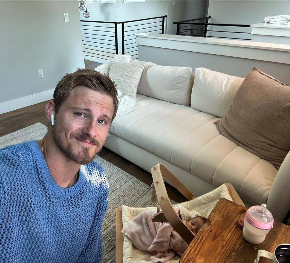 potret Alexander Ludwig dan buah hati (instagram.com/alexanderludwig)