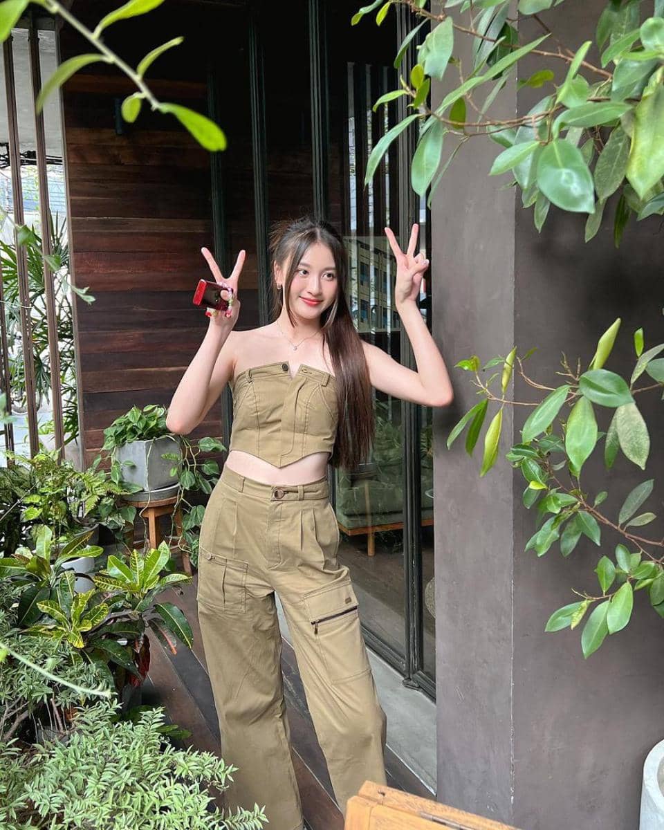 ide padu padan rok dan celana cargo ala View Benyapa (instagram.com/view.benyapa)