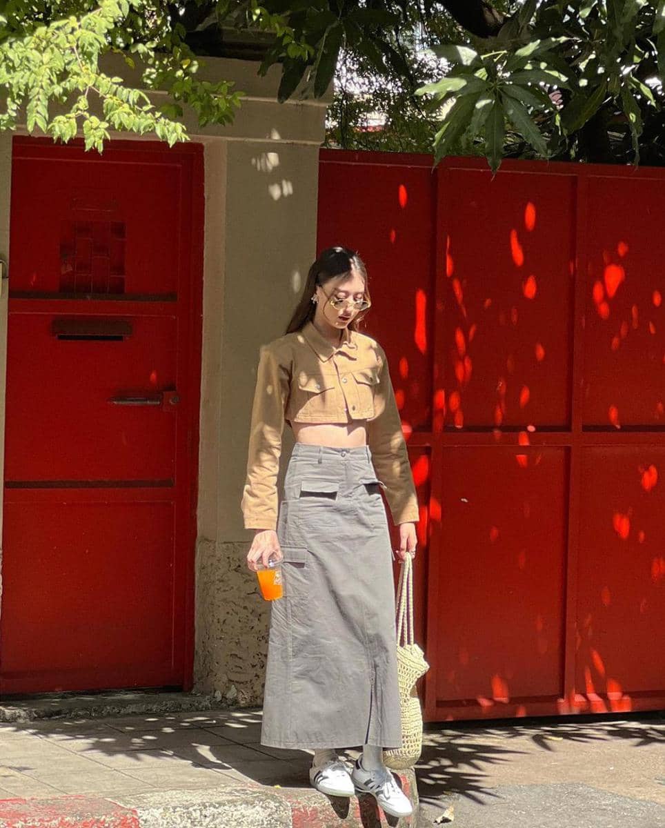 ide padu padan rok dan celana cargo ala View Benyapa (instagram.com/view.benyapa)