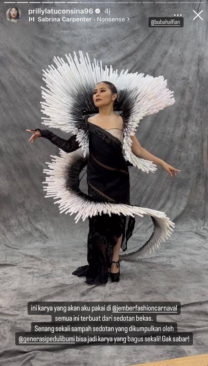 potret Prilly Latuconsina pamerkan kostum yang akan dikenakannya di JFC (Instagram.com/prillylatuconsina96)