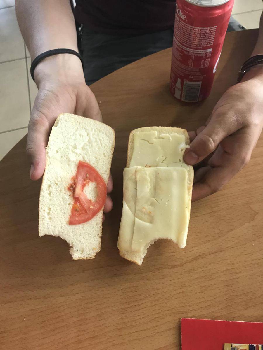 potret momen kocak beli makanan di bandara (reddit.com/user/IARECALNODDER****)