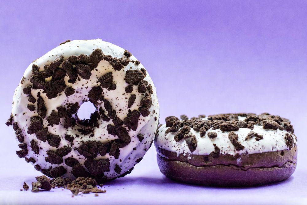 Donat topping oreo (unsplash.com/Alice Pasqual)