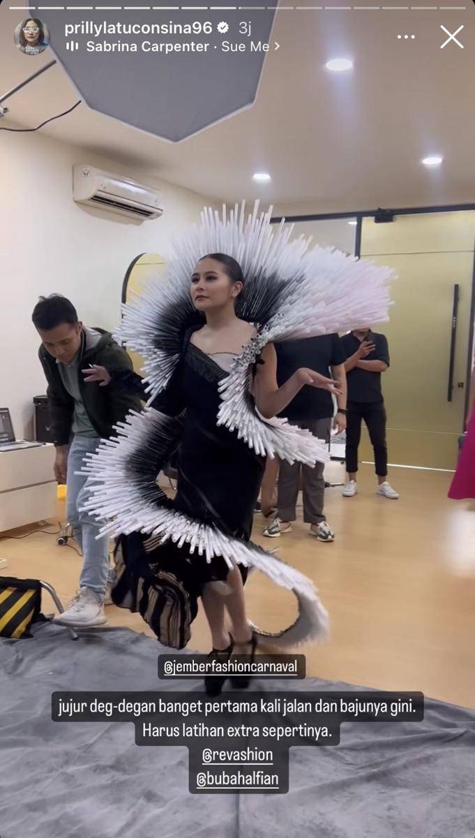 potret Prilly Latuconsina pamerkan kostum yang akan dikenakannya di JFC (Instagram.com/prillylatuconsina96)