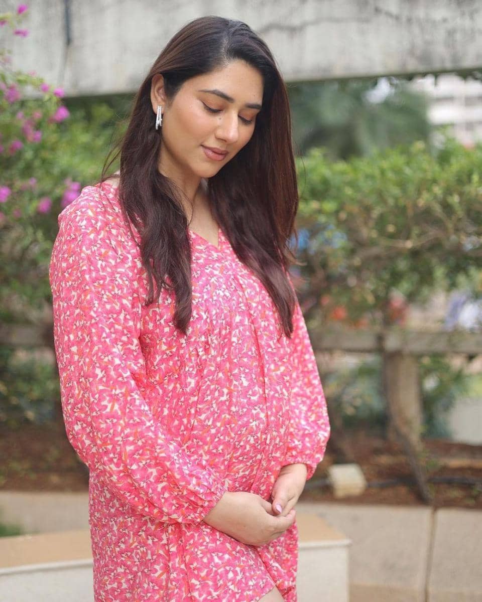 Disha Parmar (instagram.com/dishaparmar)
