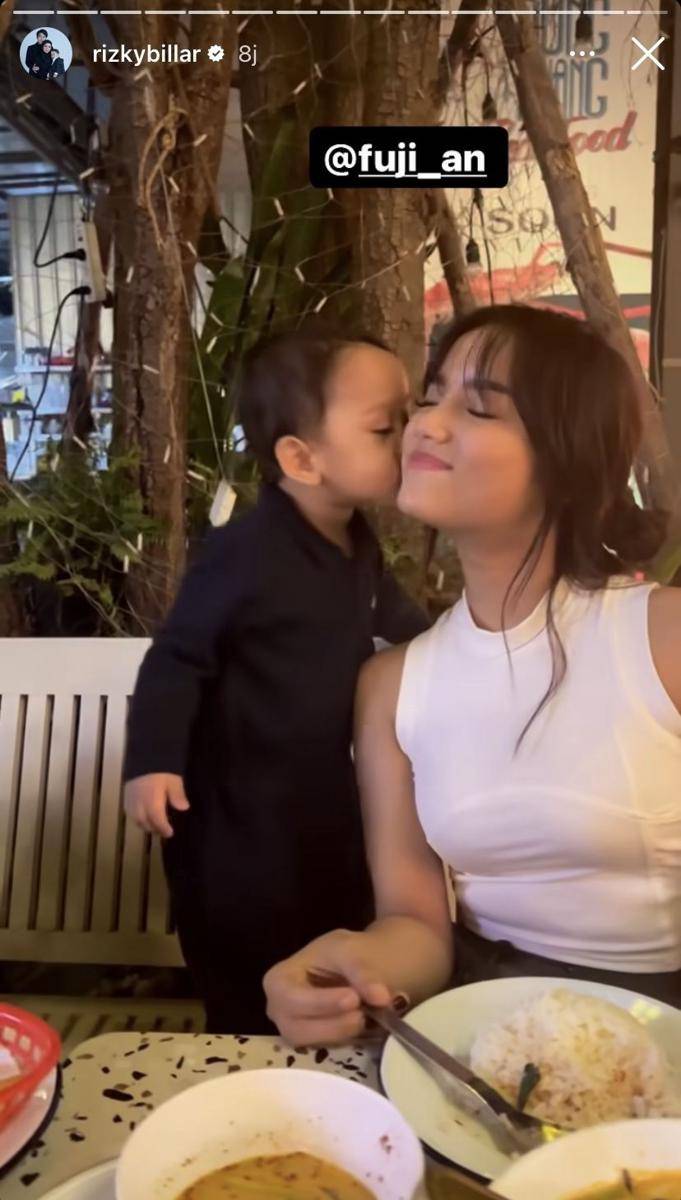 potret Fuji momong baby L (Instagram.com/rizkybillar)