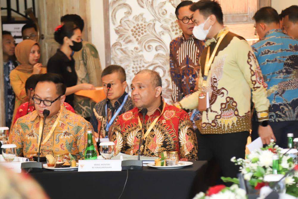 Wamenaker Afriansyah Noor pada Rapat Koordinasi Nasional Percepatan Pengembangan 5 DPSP Semester I Tahun 2023 dan Rapat Dewan Pengarah Badan Otorita Pengelola Kawasan Pariwisata, di Jakarta, Jumat (21/7/2023). (Dok. Kemnaker)