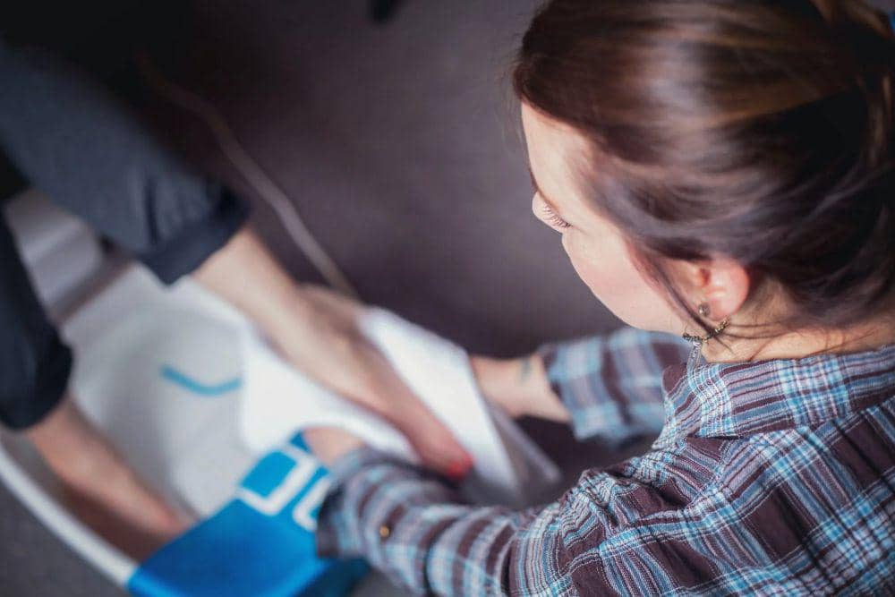 ilustrasi merendam kaki dengan air hangat (pexels.com/Stephanie Allen)