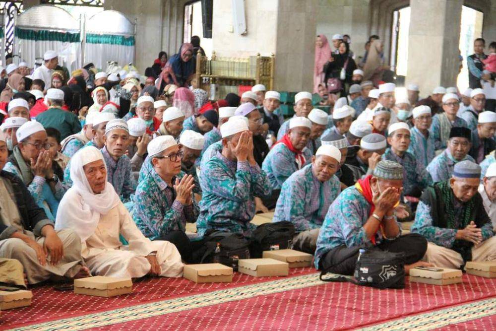 Rombongan jamaah haji berdoa bersama di Masjid Sabilal Muhtadin Banjarmasin.