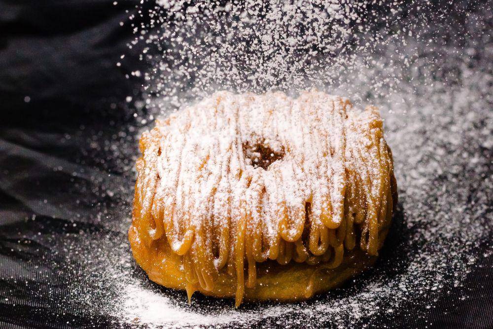 Donat topping karamel (unsplash.com/Frederick Medina)