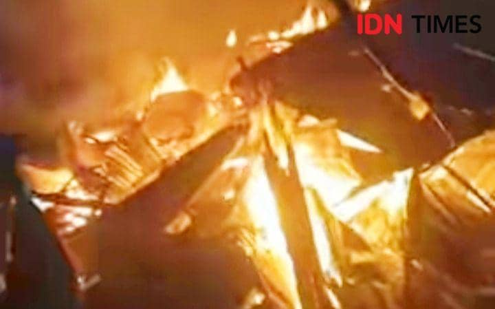 Api saat membakar rumah warga di Desa Rai Oi Kecamatan Sape Kabupaten Bima (Dok/Istimewa)