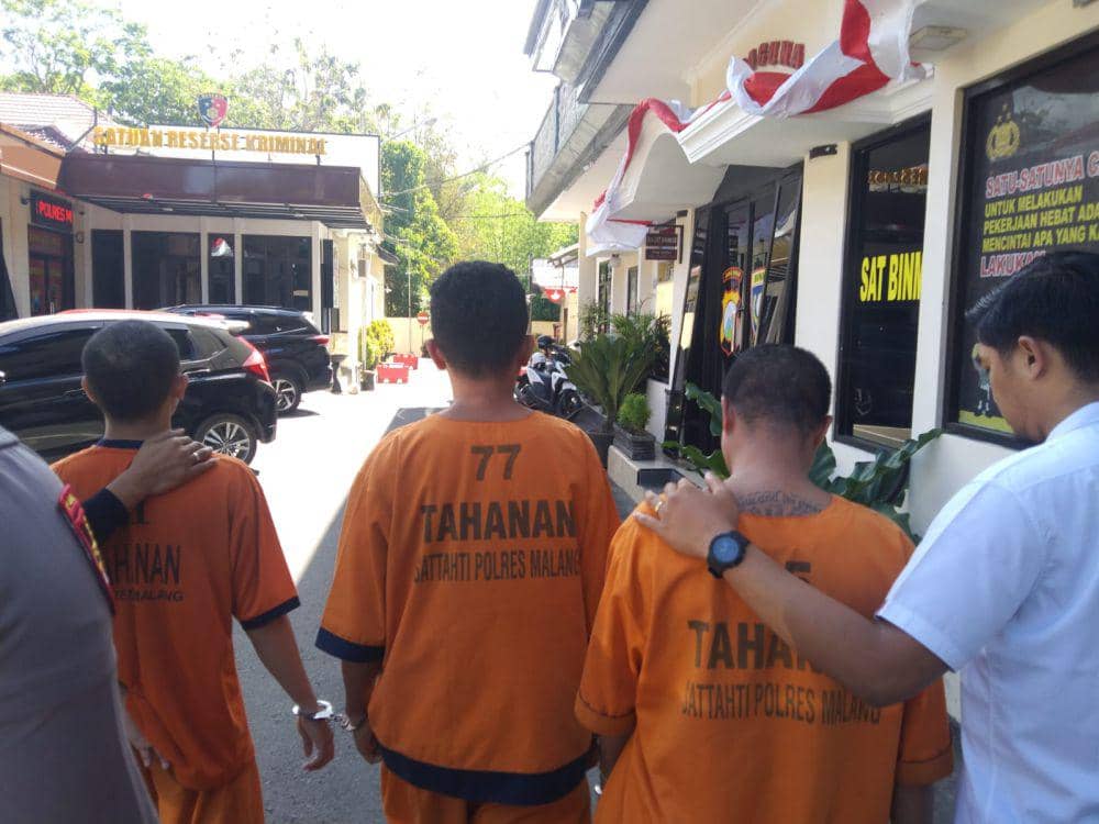 Ketiga tersangka pembunuhan mahasiswa Unitri Malang. (IDN Times/Rizal Adhi Pratama)