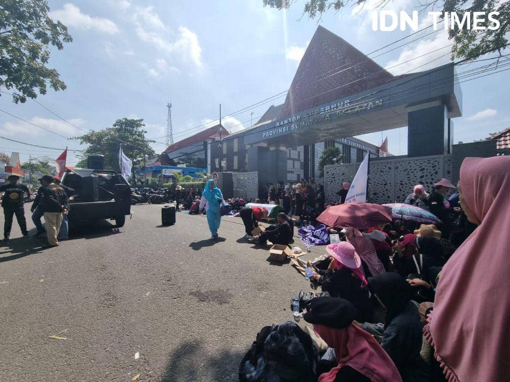 Warga Tegal Binangun Berdemontrasi di Kantor Gubernur Sumsel (IDN Times/Rangga Erfizal)