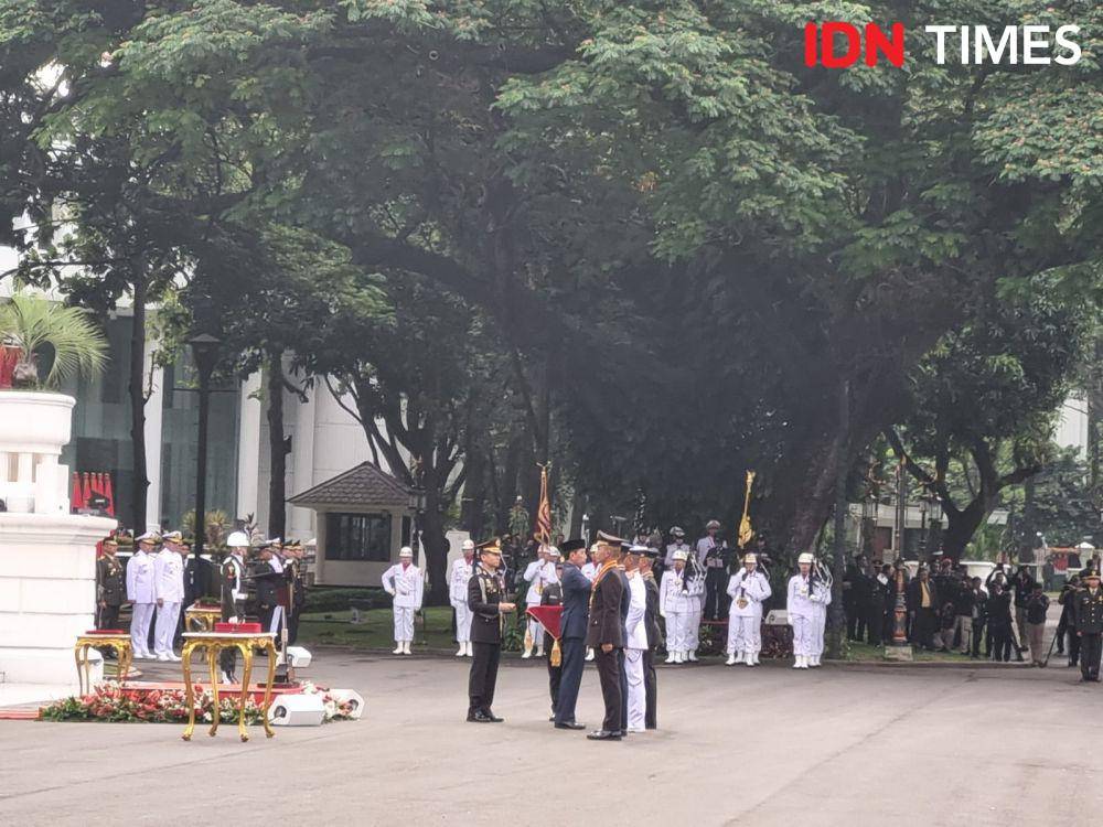 Presiden Jokowi Lantik Perwira Muda TNI-Polri Tahun 2023 di halaman Istana Merdeka, Jakarta (IDN Times/Ilman Nafi'an)
