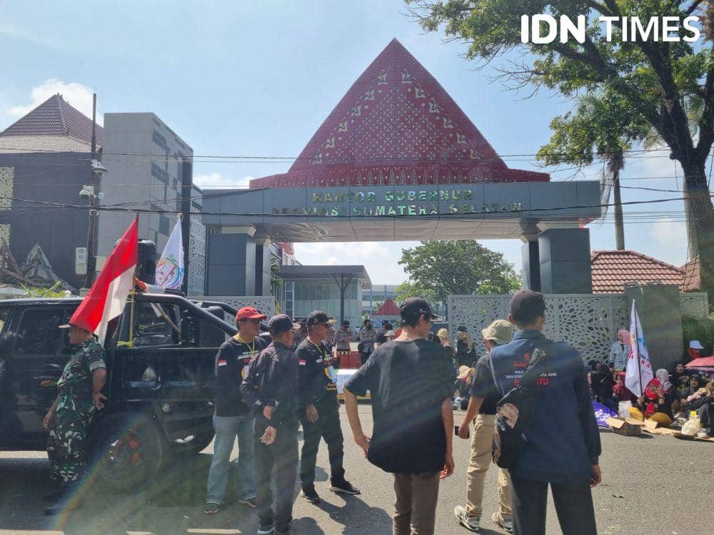 Warga Tegal Binangun Berdemontrasi di Kantor Gubernur Sumsel (IDN Times/Rangga Erfizal)