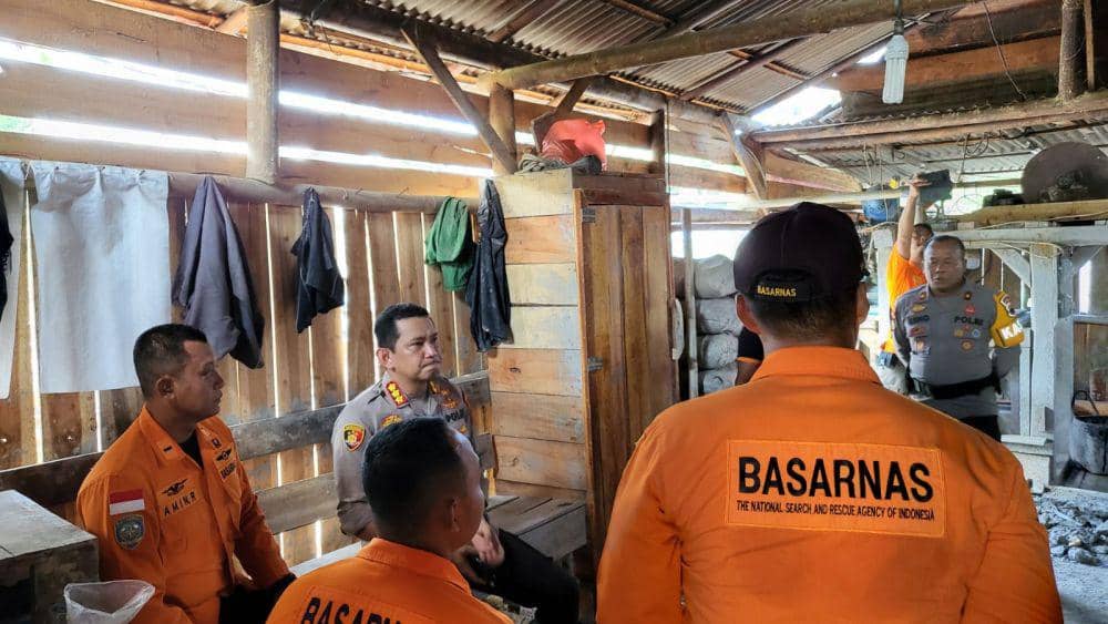 Basarnas Cilacap gabungan saat berjibaku mencari keberadaan delapan penambang emas yang terjebak di dalam reruntuhan tanah. (IDN Times/Dok Humas Basarnas Cilacap)