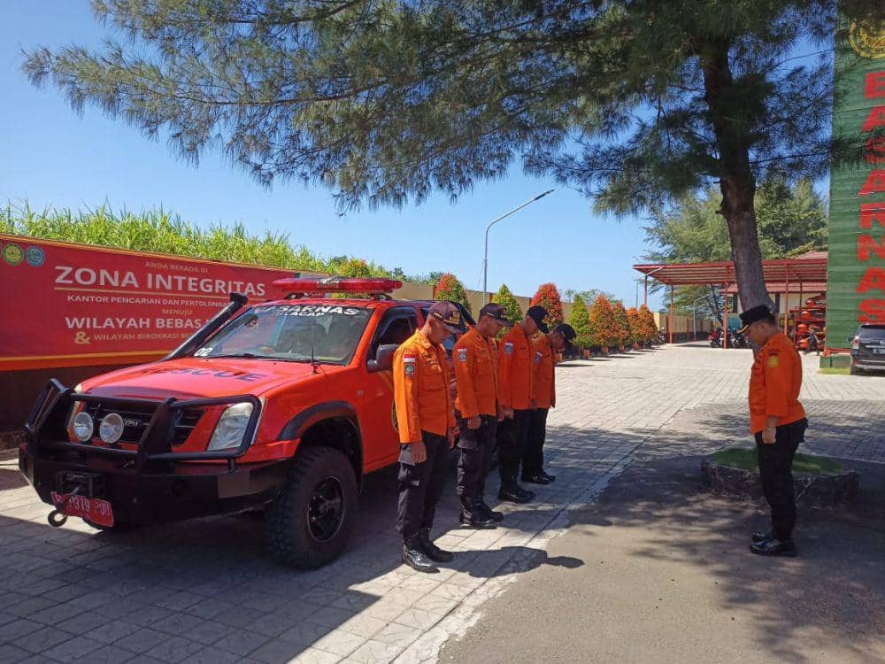 Personel Basarnas Cilacap mengheningkan cipta sejenak sebelum berangkat mengevakuasi penambang emas yang tertimpa reruntuhan tanah. (IDN Times/Dok Humas Basarnas Cilacap)
