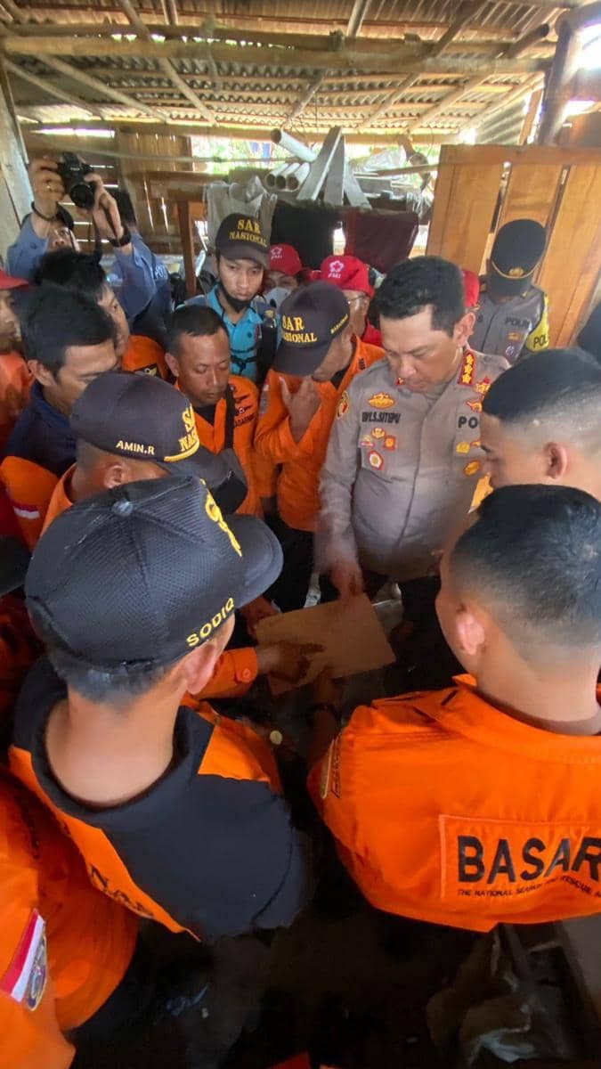 Kapolsek bersama personel Basarnas gabungan saat melihat denah lokasi tambang emas yang runtuh di Desa Pancurendang Ajibarang Banyumas. (IDN Times/Dok Humas Basarnas Cilacap)