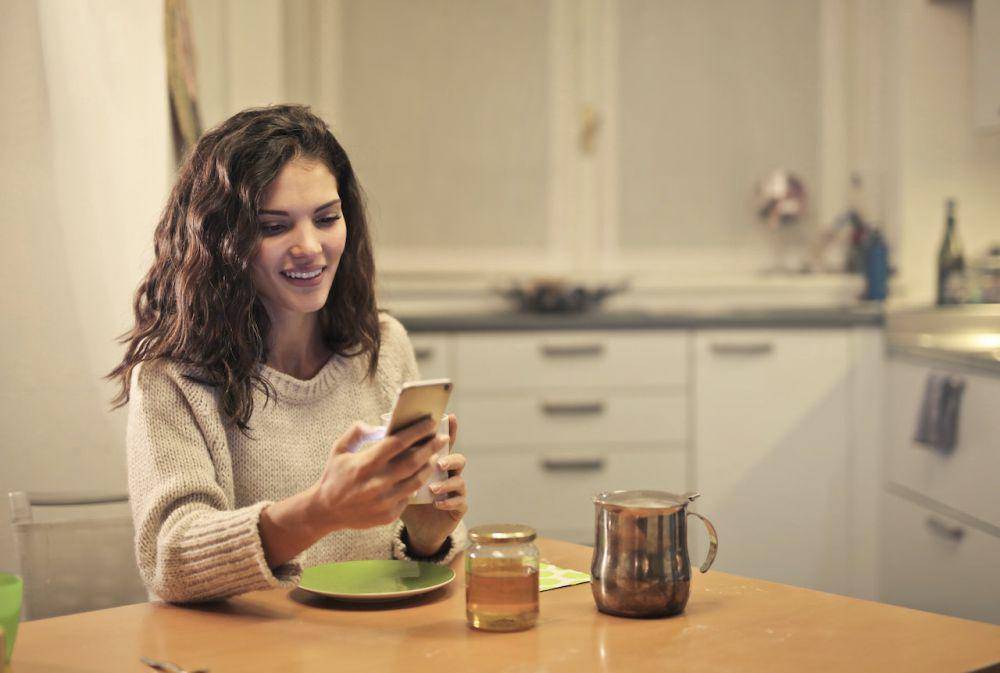 ilustrasi bermain handphone (pexels.com/Andrea Piacquadio)
