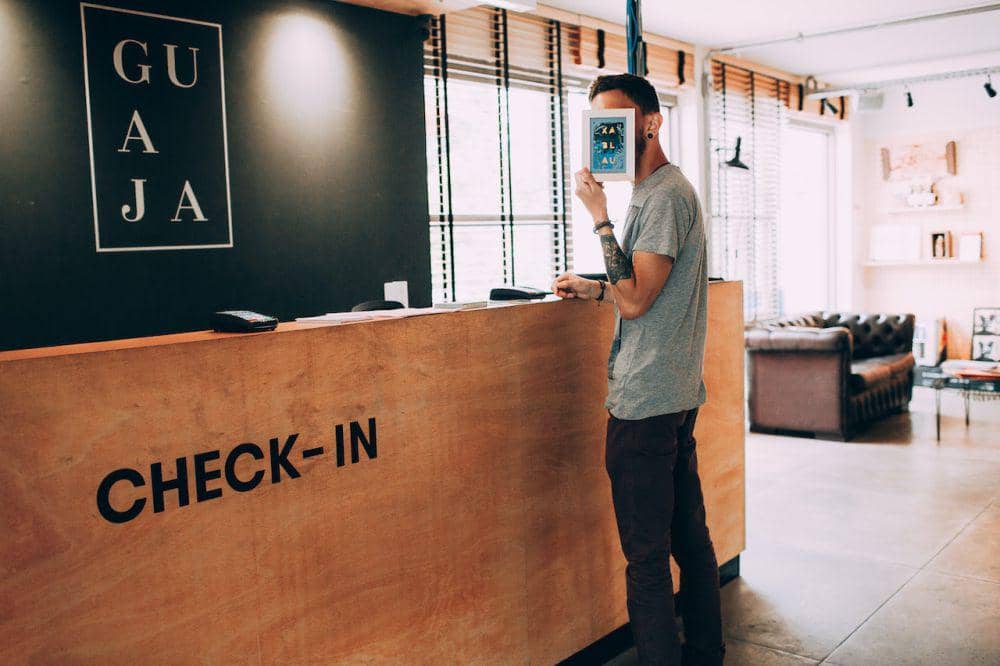 Ilustrasi check in hotel (pexels.com/Helena Lopes)