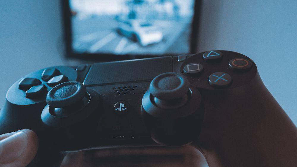 ilustrasi bermain game di PlayStation 2 (pexels.com/Jaroslav Nymburský)