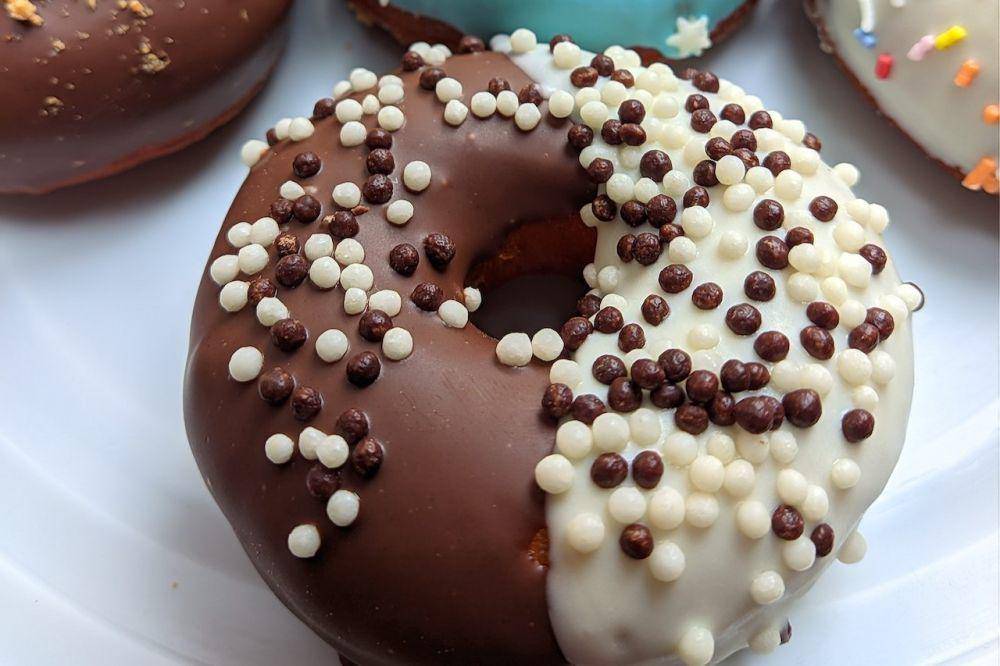 Donat dengan topping sereal cokelat (pexels.com/Valci Leal)