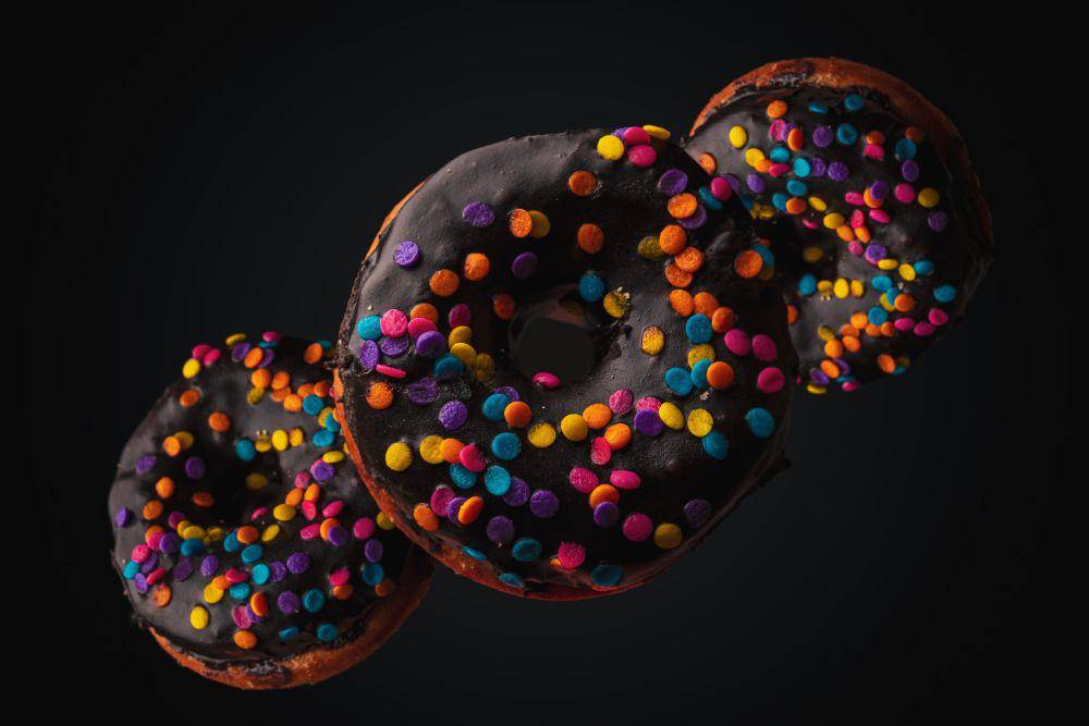 Donat topping permen cokelat (unsplash.com/Pushpak Dsilva)