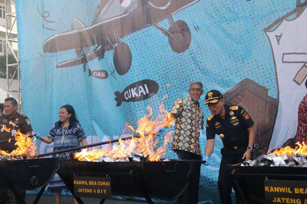 Bea Cukai Kanwil Jateng memusnahkan 10 juta rokok ilegal di Jateng. (dok. Bea Cukai Jateng)