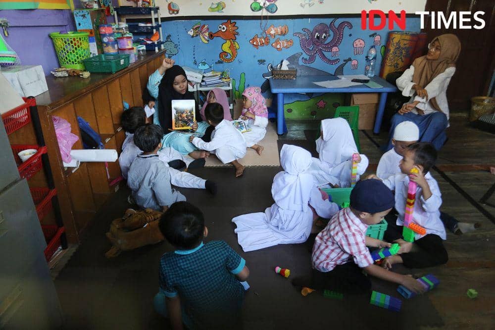 Aktivitas Murid TK Rumah Ceria Medan (RCM) di Jalan Bunga Teratai, Kelurahan Padang Bulan Selayang, Kecamatan Medan Selayang, Kota Medan, 24 Juli 2023. (IDN Times/Arifin Al Alamudi)