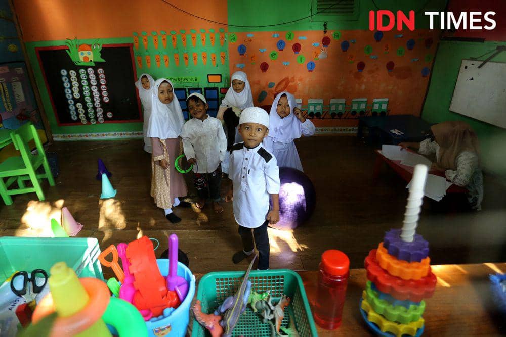 Murid TK Rumah Ceria Medan (RCM) di Jalan Bunga Teratai, Kelurahan Padang Bulan Selayang, Kecamatan Medan Selayang, Kota Medan, 24 Juli 2023. (IDN Times/Arifin Al Alamudi)
