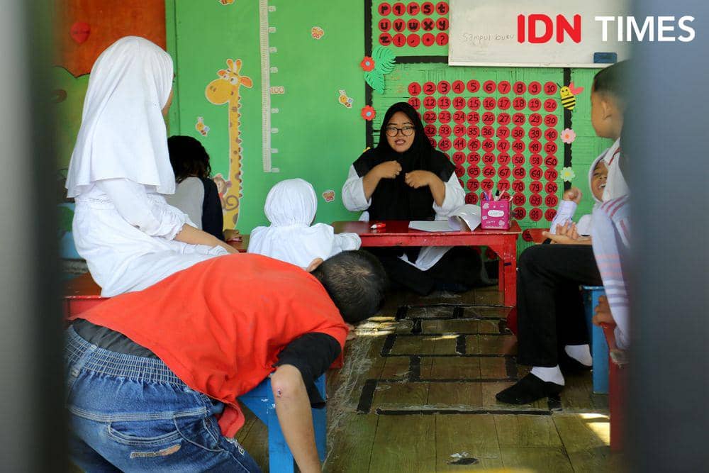 Murid SD Rumah Ceria Medan (RCM) di Jalan Bunga Teratai, Kelurahan Padang Bulan Selayang, Kecamatan Medan Selayang, Kota Medan, 24 Juli 2023. (IDN Times/Arifin Al Alamudi)