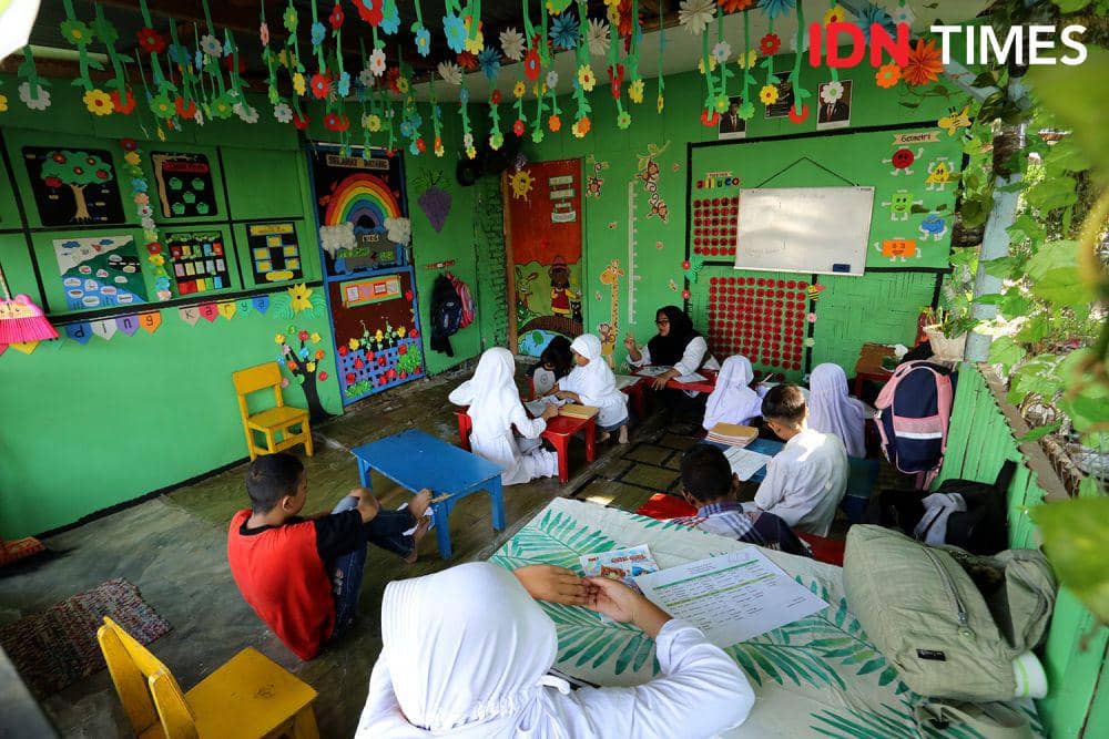 Murid SD Rumah Ceria Medan (RCM) di Jalan Bunga Teratai, Kelurahan Padang Bulan Selayang, Kecamatan Medan Selayang, Kota Medan, 24 Juli 2023. (IDN Times/Arifin Al Alamudi)