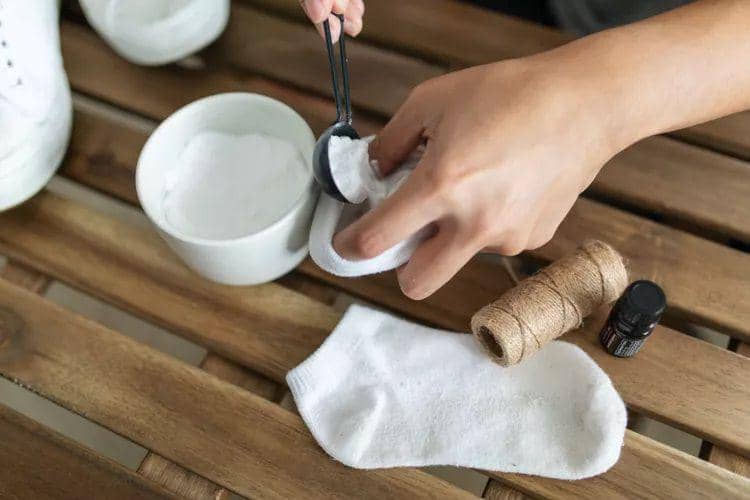 Ilustrasi memasukkan baking soda ke dalam sepatu. (Thespruce.com)