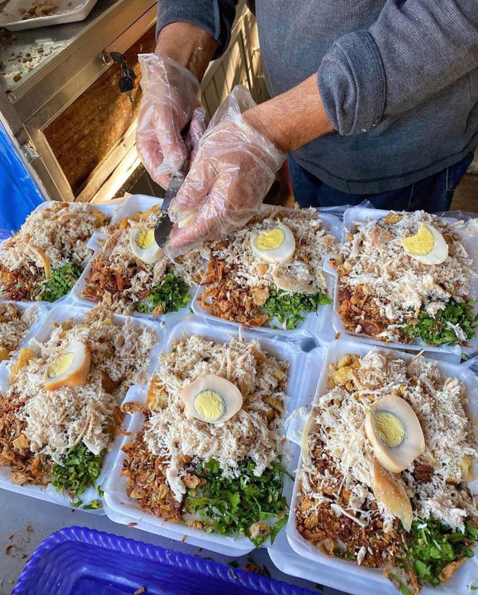 Bubur ayam Pajajaran Bendul Merisi Surabaya yang topping ayamnya melimpah. Instagram/cecekuliner