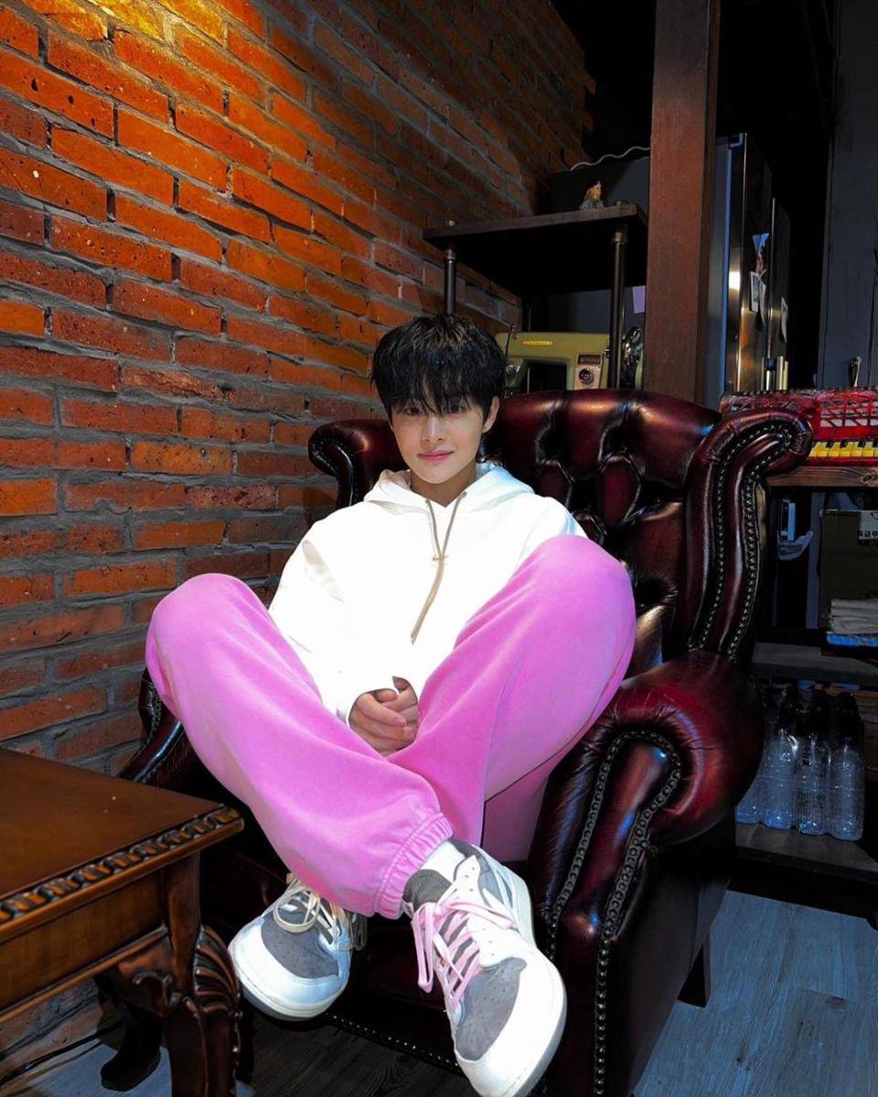 Jihoon (instagram.com/yg_treasure_official)