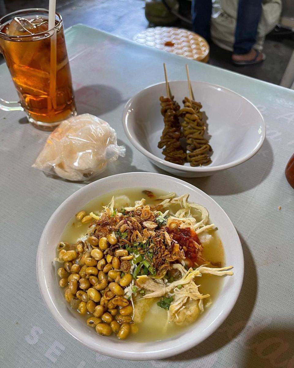 Semangkok bubur ayam Bang Rossi ditambah sate usus. Instagram/faveculinary