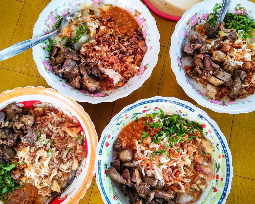 Bubur ayam Spensix Bang Salim spesial dengan tambahan ati ampela. Instagram/buburayamspensix