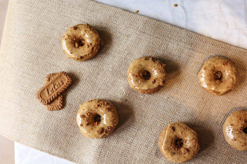 Donat dengan biskuit speculoos (unsplash.com/victoria.)