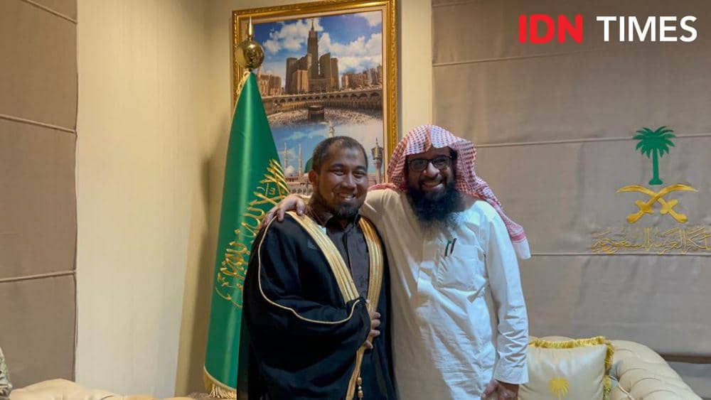 Pj Bupati Aceh Besar, Muhammad Iswanto (kiri) dan Kepala Atase Agama Kedubes Arab Saudi, Syeikh Ahmed bin Essa Al-Hazmi (kanan). (Dokumentasi Humas Pemkab Aceh Besar untuk IDN Times)