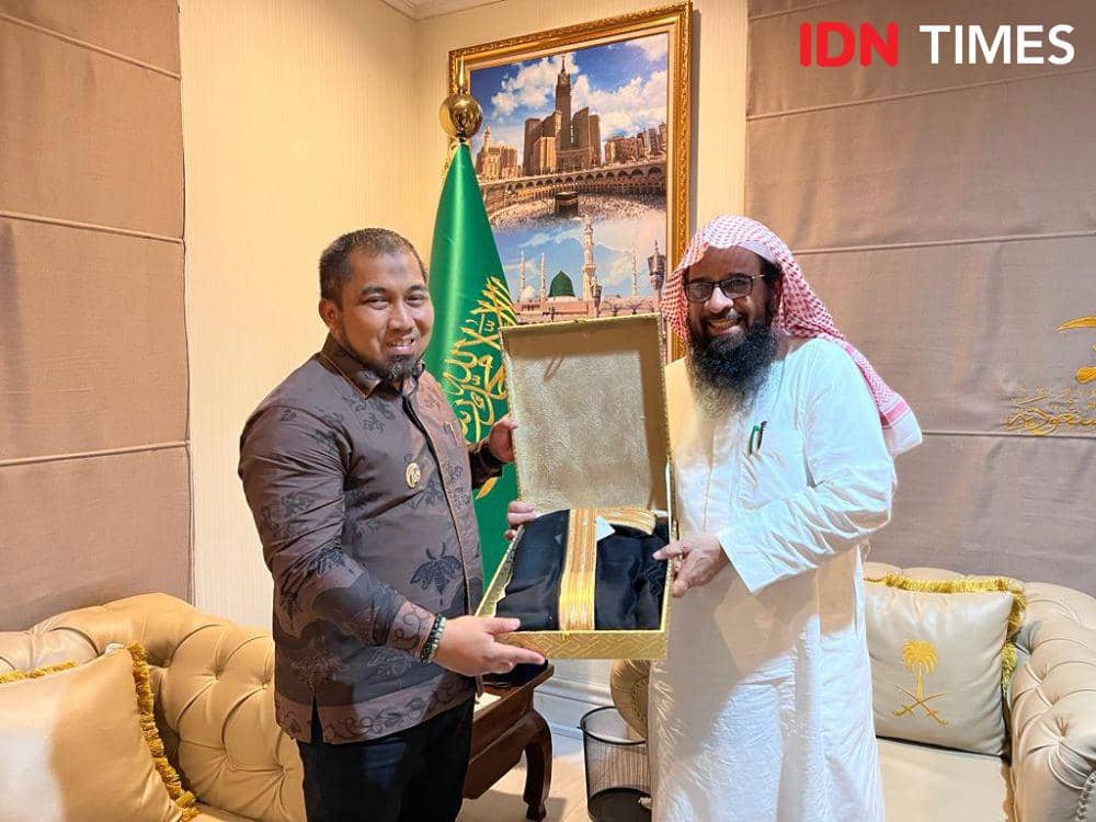 Pj Bupati Aceh Besar, Muhammad Iswanto (kiri) dan Kepala Atase Agama Kedubes Arab Saudi, Syeikh Ahmed bin Essa Al-Hazmi (kanan). (Dokumentasi Humas Pemkab Aceh Besar untuk IDN Times)