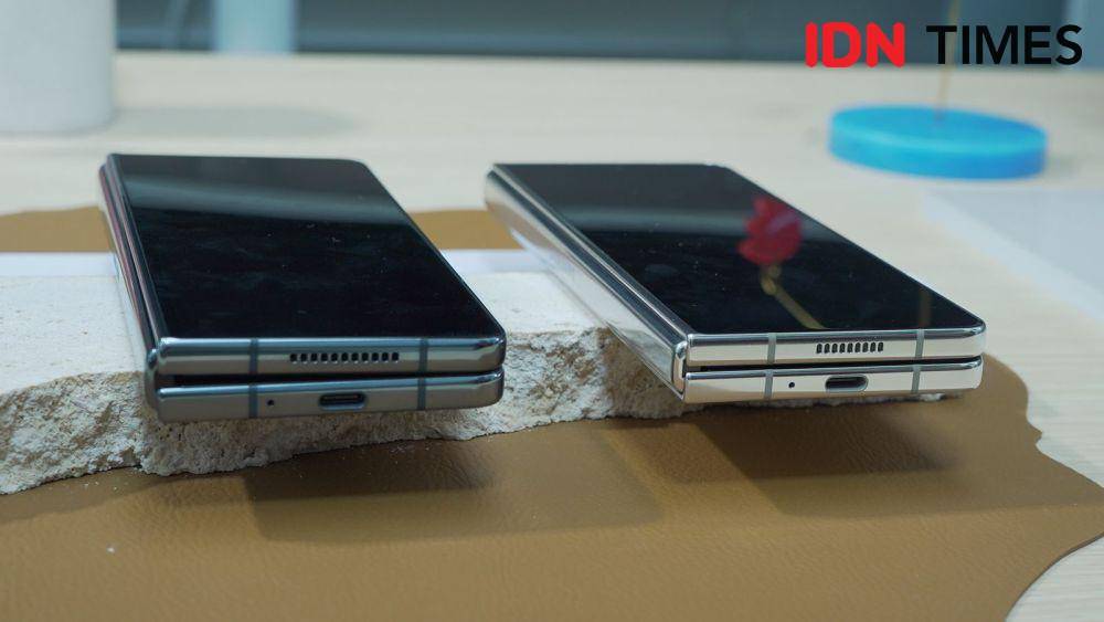 Perbandingan celah (gap) antara layar bagian dalam saat dilipat pada Samsung Galaxy Z Fold5 (kanan), dengan Fold4 (kiri). (IDN Times/Vadhia Lidyana)