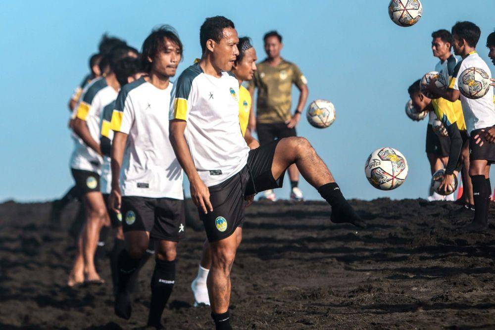 PSIM Jogja menggelar latihan peningkatan fisik pemain di pantai, Selasa (26/7/2023). (psimjogja.id)