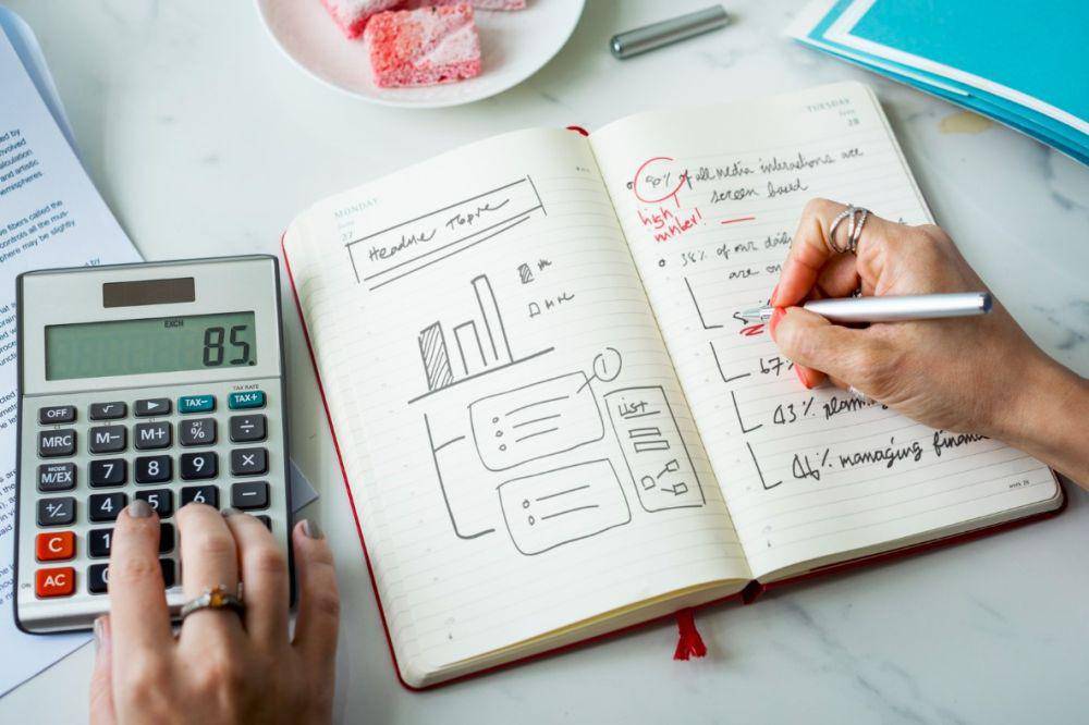 ilustrasi mengatur budget (freepik.com/rawpixel.com)